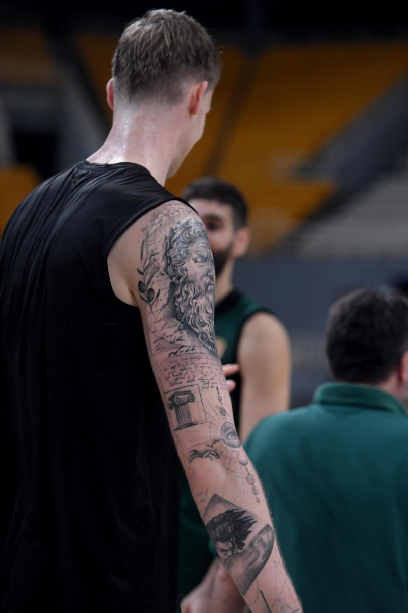 Τα τατουάζ του Μπαλτσερόφσκι. 