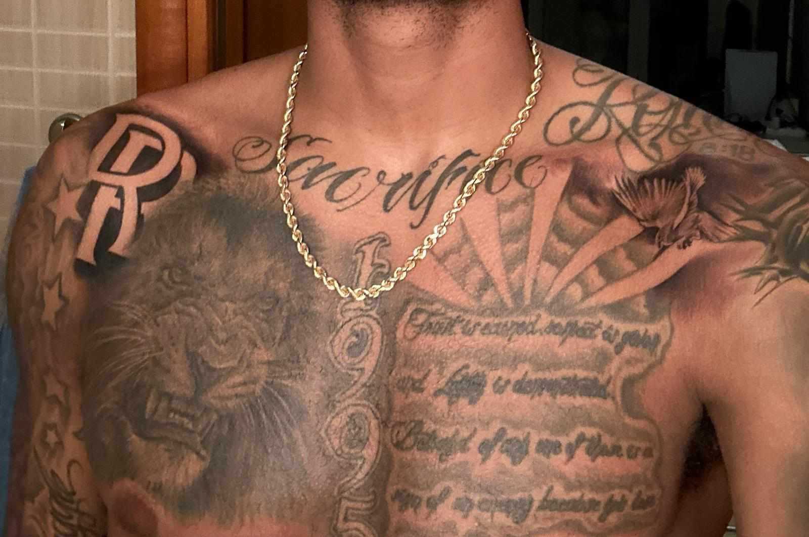 Τα τατουάζ στο στήθος του Καμ Ρέινολντς.