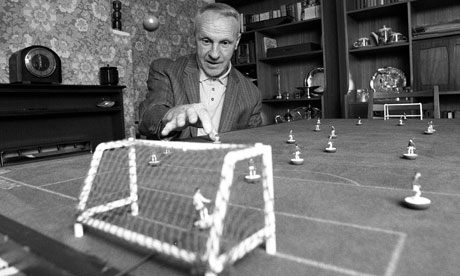 O μεγάλος Μπιλ Σάνκλι παίζει Subbuteo