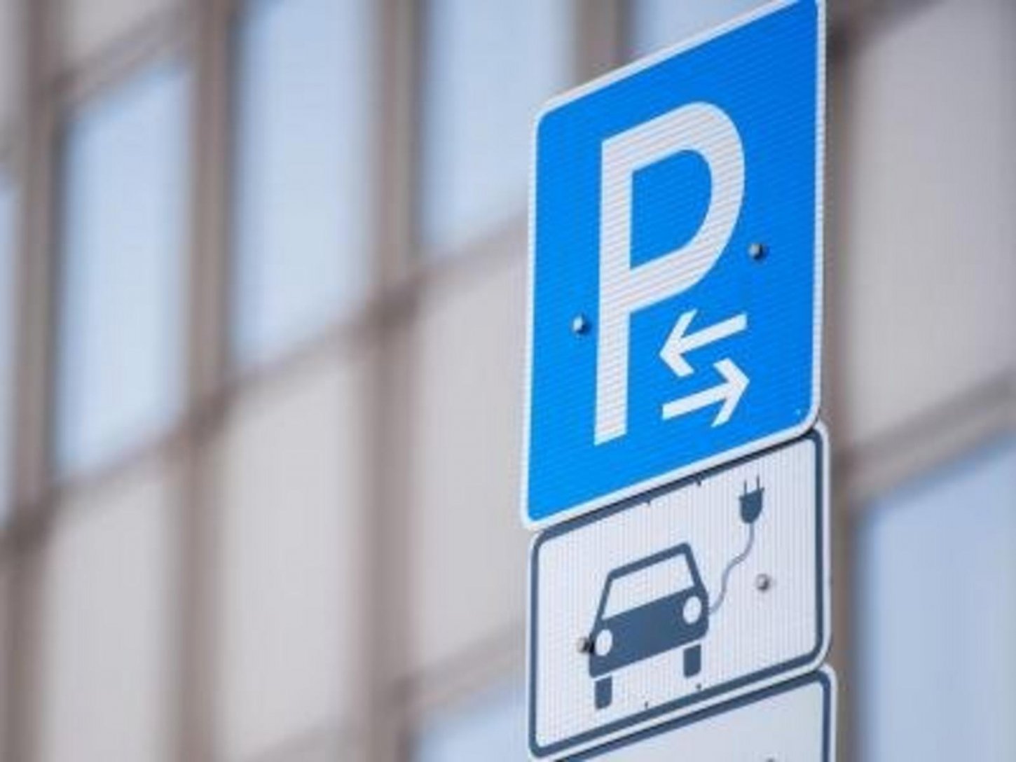 Δημόσια σημεία φόρτισης στο εξωτερικό.