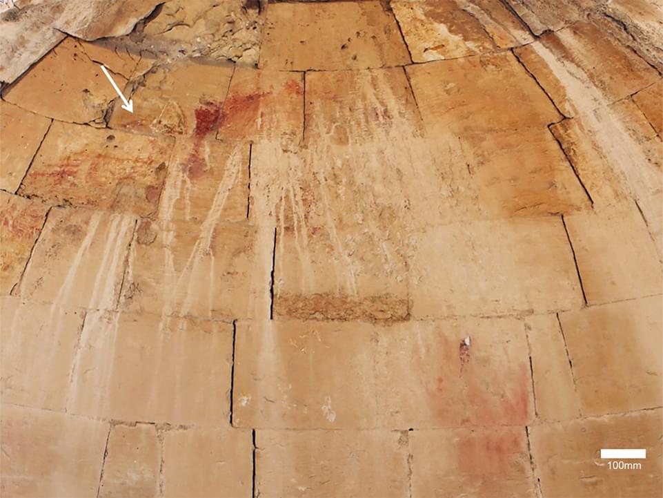 Dấu vết còn sót lại của cảnh rửa tội của Chúa Giêsu (phần mũi tên màu trắng) trên đỉnh của phòng rửa tội. (Ảnh; Dror Maayan)