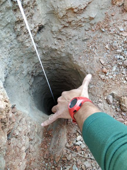 Πάνω από 100 άνθρωποι προσπαθούν να βρουν ένα 2χρονο αγοράκι που έπεσε σε τρύπα βάθους 100 μέτρων (εικόνες, vids)