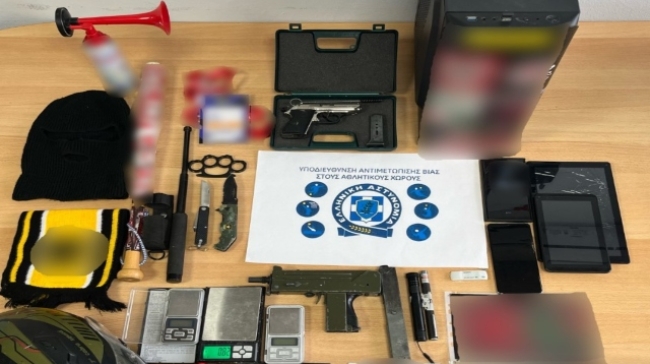 Όλα όσα βρήκε η ΕΛ.ΑΣ στις συλλήψεις των μελών της «Θύρας 7»: Πιστόλια, ζυγαριές, μαχαίρια και ναρκωτικά