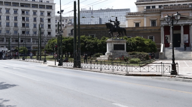 Πόλη «φάντασμα» η Αθήνα την Κυριακή του Πάσχα: Εικόνες Αυγούστου στους κεντρικούς δρόμους