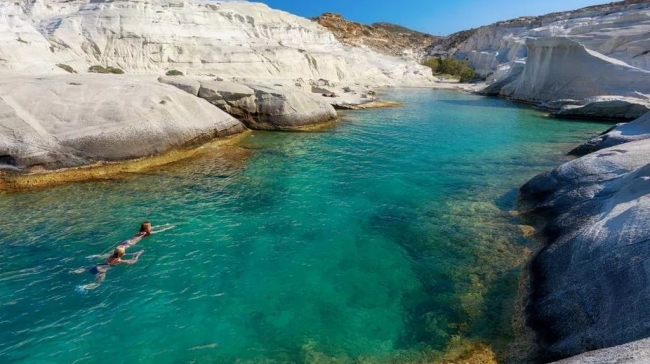 6 μαγευτικές φυσικές πισίνες της Ελλάδας για βουτιές αυτό το καλοκαίρι