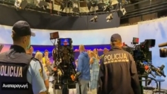 Αρνητές του κορονοϊού εισέβαλαν στο στούντιο της δημόσιας τηλεόρασης στην Σλοβενία (vid)