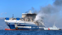 Στο νοσοκομείο 3 πυροσβέστες της ΕΜΑΚ που μπήκαν στο φλεγόμενο πλοίο