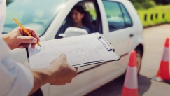 Υφυπουργός Μεταφορών: «Βαρύτερες ποινές για εκπαιδευτές που εμπλέκονται σε παράνομες εξετάσεις οδήγησης»
