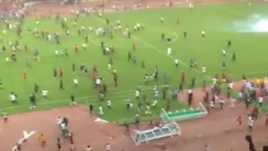 «Χάος» στο γήπεδο της Νιγηρίας, εισβολή οπαδών και χρήση χημικών μετά τον αποκλεισμό από το Μουντιάλ (vid)