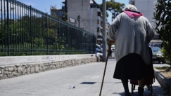 «Σούπερ» γιαγιά στη Λαμία έπιασε κότσο απατεώνες που πήγαν να την εξαπατήσουν: Τα χαρτιά αντί για λεφτά