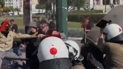 ΕΔΕ για τον αστυνομικό που χτύπησε με την ασπίδα διαδηλώτρια στα Προπύλαια (vid)