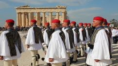 78 χρόνια από την απελευθέρωση της Αθήνας: Γέμισε τσολιάδες η Ακρόπολη (vid)