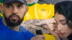 Φίλαθλος της Βραζιλίας έβαλε τον άνδρα της να κρατάει το κινητό ως καθρέφτη για να διορθώσει το μακιγιάζ της (vid)