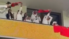 Ο Εμίρης του Κατάρ πανηγύρισε με φανέλες και σημαίες την πρόκριση του Μαρόκου! (vid)