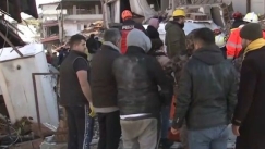 Σεισμός Τουρκία-Συρία: Η συγκλονιστική προσπάθεια της ΕΜΑΚ να σώσει μια οικογένεια από τα συντρίμμια (vid)