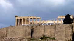  Πανό στην Ακρόπολη από καλλιτέχνες με μήνυμα: «Οι ζωές μας μετράνε» (vid)