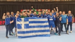 H Εθνική χάντμπολ ανδρών πανηγυρίζει με την ελληνική σημαία
