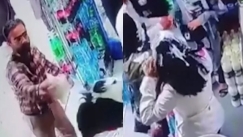  Η στιγμή που άνδρας στο Ιράν πετάει γιαούρτι σε δύο γυναίκες, επειδή δεν φορούν χιτζάμπ (vid)