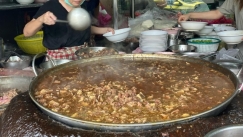 Μαγειρεύεται εδώ και 49 χρόνια: Ένα εστιατόριο στη Μπανγκόκ σερβίρει σούπα του 1974