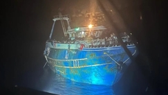 Νέα φωτογραφία από το μοιραίο σκάφος λίγο πριν βυθιστεί ανοιχτά της Πύλου