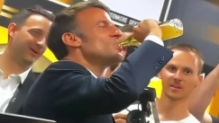 Γερό ποτήρι... ο Μακρόν: Ο Γάλλος πρόεδρος εθεάθη να κατεβάζει μονορούφι ένα ολόκληρο μπουκάλι μπίρα (vid)