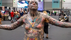  Ο 67χρονος που έχει γεμίσει το 97% του κορμιού του με τατουάζ: «Δεν θα σταματήσω αν δεν το καλύψω όλο» (vid)