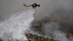 Φωτιά στο όρος Αιγάλεω: Πολύ κοντά στην εστία στο Δαφνί 