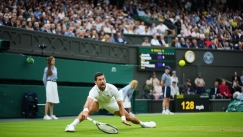 Ο Νόβακ Τζόκοβιτς σε άμυνα στον ημιτελικό του Wimbledon
