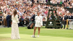 H Ζαμπέρ δακρύζει στην απονομή στο Wimbledon στην διάρκεια των δηλώσεών της