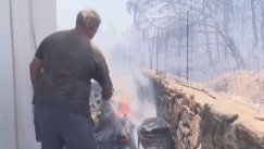 Συγκλονιστικές μάχες με τη φωτιά στη Ρόδο: Κάτοικος προσπαθούσε να σώσει το σπίτι του με λάστιχο και κουβάδες (vid)