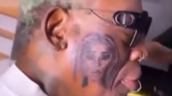 Ο Ρόντμαν έκανε τατουάζ στο μάγουλο την κοπέλα του
