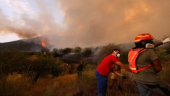 Μάχη με τις φλόγες στην Άνδρο: Συνεχείς αναζωπυρώσεις σε Έβρο, Βοιωτία και Πάρνηθα (vid)