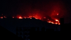 Στις πλαγιές της Πάρνηθας η φωτιά: Κοντά στα σπίτια στις Αχαρνές οι φλόγες (vid)