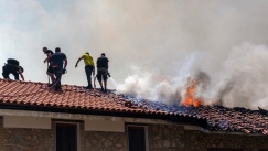 Ο φωτορεπόρτερ Μάριος Λώλος για τη φωτιά στη Μονή Αγίας Παρασκευής Μενιδίου: «Το μοναστήρι σώθηκε από την Οriginal 21» 