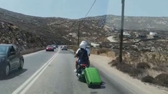 Δικάβαλο viral στη Μύκονο: Οδηγούσε σκούτερ και έσερνε βαλίτσα με ροδάκια (vid)