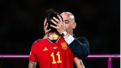 Ο Ρουμπιάλες κατηγορείται ότι φίλησε «βίαια» παίκτρια της Αγγλίας μετά τον τελικό του Μουντιάλ!