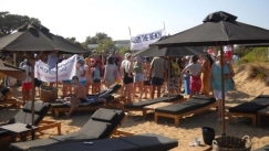 Daily Μail για «κίνημα της πετσέτας»: «Οργισμένοι Έλληνες ξεκίνησαν πόλεμο με τις ξαπλώστρες και διεκδικούν ελεύθερο χώρο στις παραλίες»
