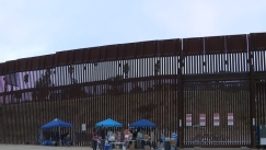 Γυναίκα πέθανε στην προσπάθεια της να περάσει το τείχος που διαχωρίζει τις ΗΠΑ με το Μεξικό (vid)