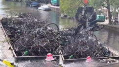 Το νεκροταφείο των ποδηλάτων: Για ποιο λόγο χιλιάδες δίκυκλα καταλήγουν στο βυθό των καναλιών του Άμστερνταμ (vid)
