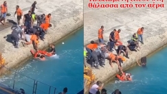 Γυναίκα στην Τήνο έπεσε στη θάλασσα κατά την επιβίβαση της στο πλοίο: Το πλήρωμα βούτηξε αμέσως στη θάλασσα
