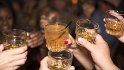 Λουκέτο σε 28 μπαρ στην Κέρκυρα: Σέρβιραν σφηνάκια με ποτά από... ποτήρια άλλων