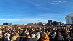 Ιστορική απεργία στην Ισλανδία: 100.000 γυναίκες απήργησαν, στο πλευρό τους και η πρωθυπουργός (vid)