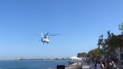 Βίντεο με ελικόπτερο του λιμενικού να πετάει χαμηλά: Τραυματίστηκε 42χρονη επειδή παρασύρθηκαν ομπρέλες και καθίσματα (vid)