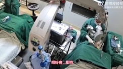  Αδιανόητο περιστατικό στην Κίνα: Γιατρός έριξε μπουνιές σε ηλικιωμένη κατά τη διάρκεια επέμβασης επειδή… κουνήθηκε (vid)