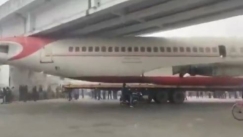 Η συνήθεια που έγινε viral: Αεροπλάνο κόλλησε κάτω από γέφυρα (vid)