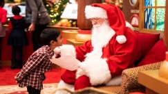 Επάγγελμα «Άγιος Βασίλης»: Το μεροκάματο με τους πιο δύσκολους κριτές 