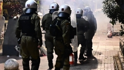 Σε σταθερή κατάσταση ο αστυνομικός που τραυματίστηκε στα επεισόδια έξω από το «Μελίνα Μερκούρη», κρίσιμα τα επόμενα δύο 24ωρα