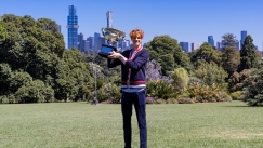 Ο Σίνερ με το τρόπαιο του Australian Open στους Βοτανικούς κήπους της Μελβουρνης