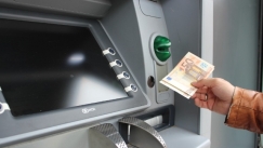 Γυναίκα στην Λάρισα βρήκε «μαγκωμένα» χρήματα σε ΑΤΜ: Η κίνηση της έγινε viral 