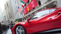 Εκτοξεύεται η μετοχή της Ferrari μετά την ανακοίνωση για Χάμιλτον